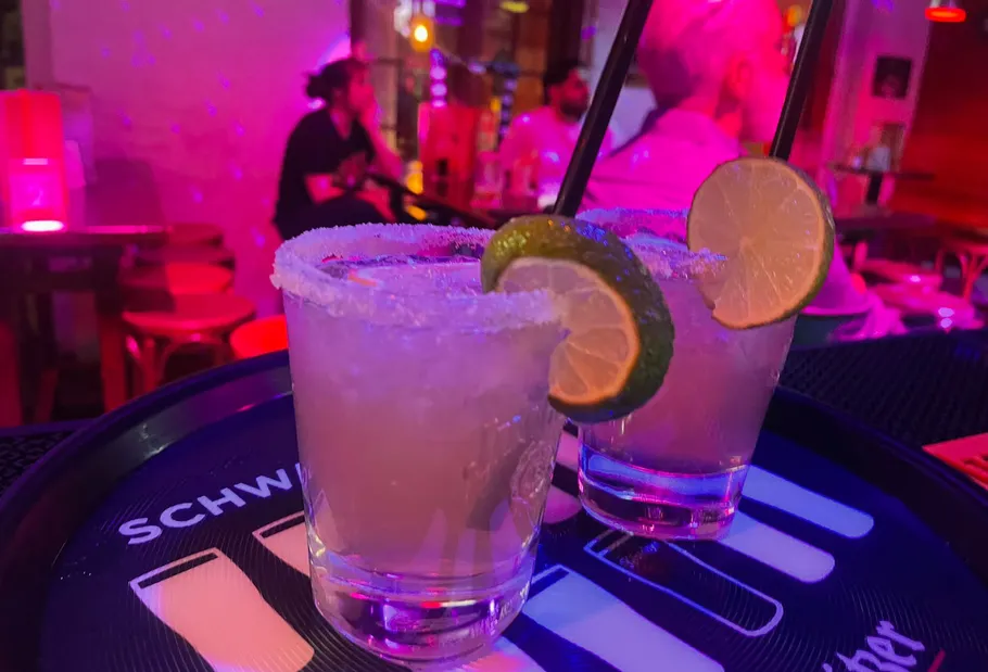 cocktails-mit-limette-bar-9omkk79e